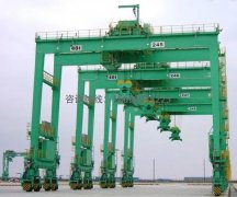 集装箱门式起重机不一样的差距