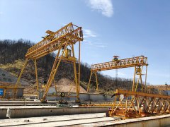 <b>福建泉州龙门吊公司详解龙门吊在装卸物料时的</b>